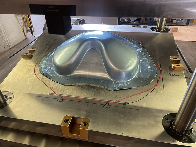 Fase di stampaggio lamiera titanio